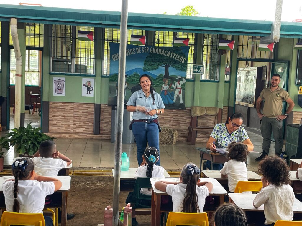 Photo of Capuchinos de Taboga team member presenting to a classroom